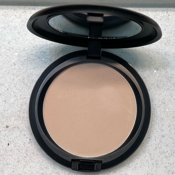 MAC ~ ‘MEDIUM’ Blot Powder Compact with Mirror ~ Full Size 12 g ~ NIB - Picture 5 of 16